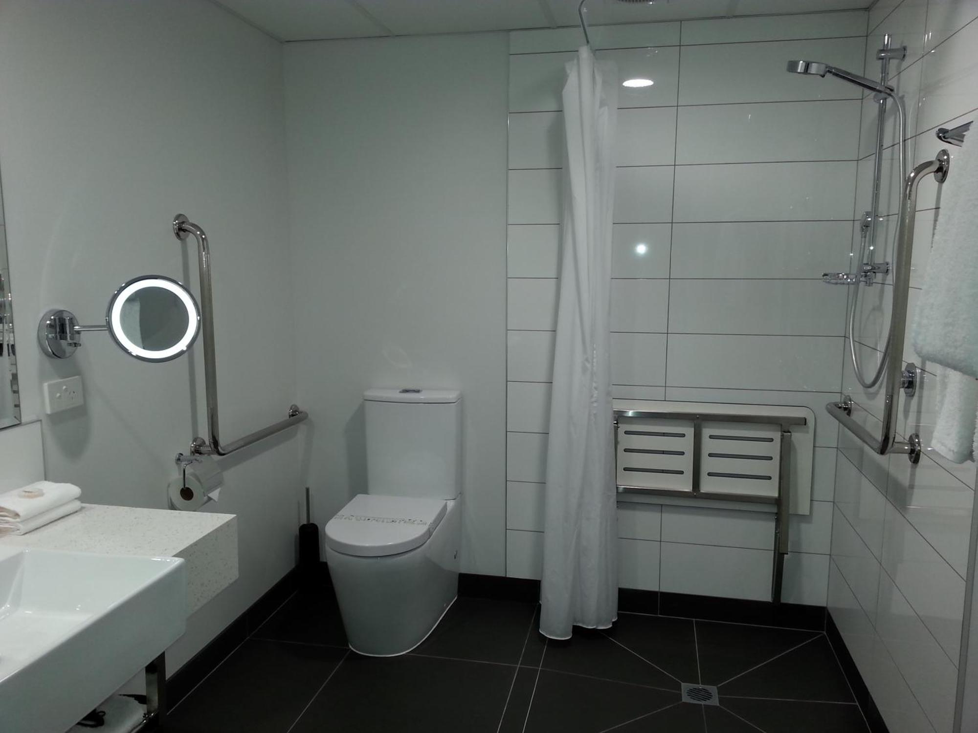 One88 On Commerce Whakatane Room photo A wet room