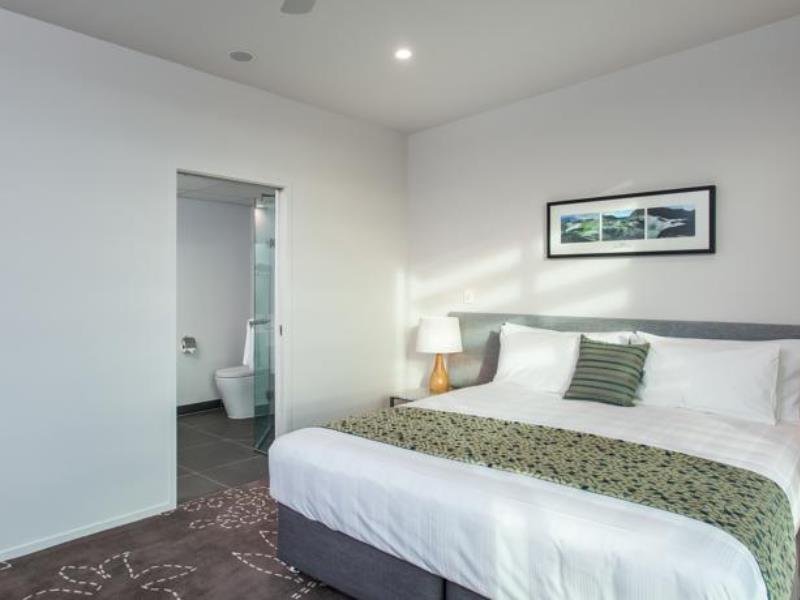 One88 On Commerce Whakatane Exterior photo A bedroom with a sliding door