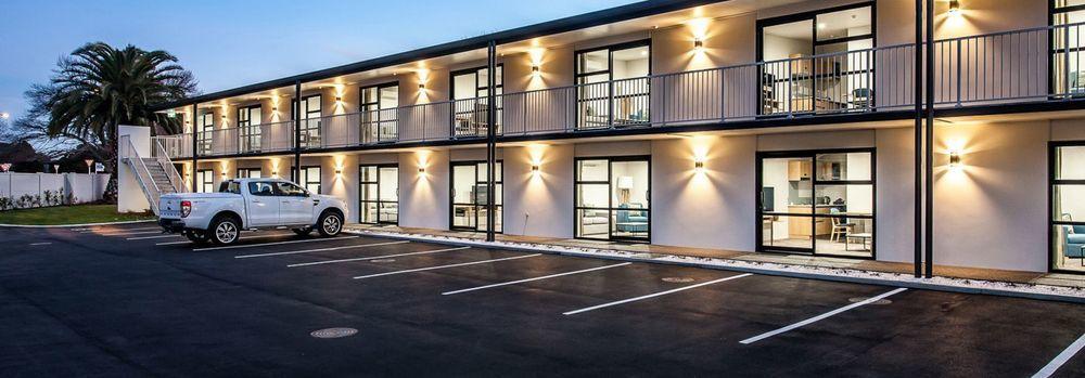 One88 On Commerce Whakatane Exterior photo The hotel at night