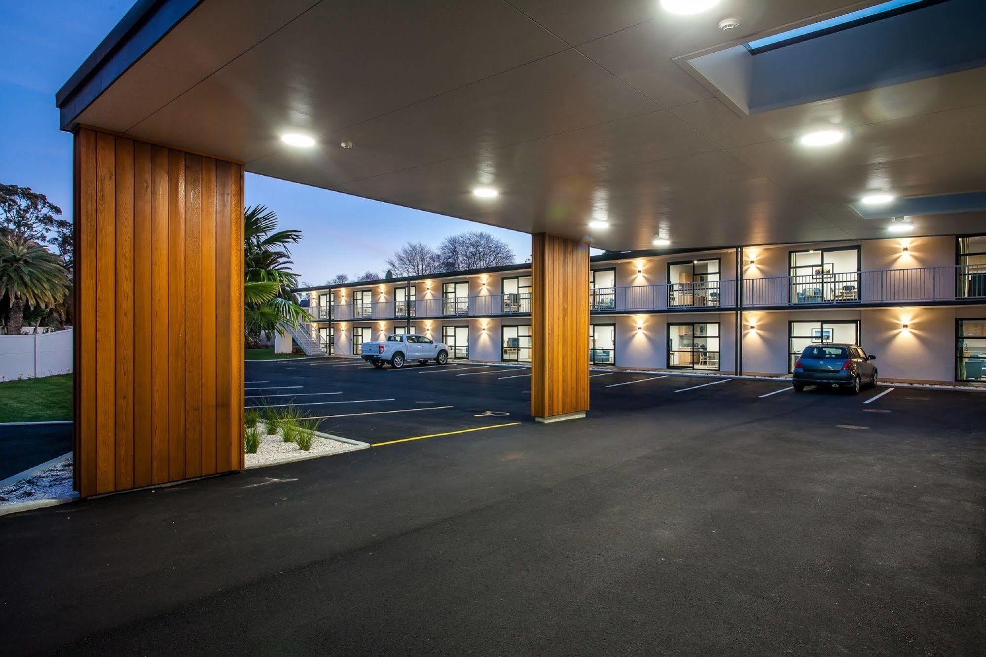 One88 On Commerce Whakatane Exterior photo The hotel at night