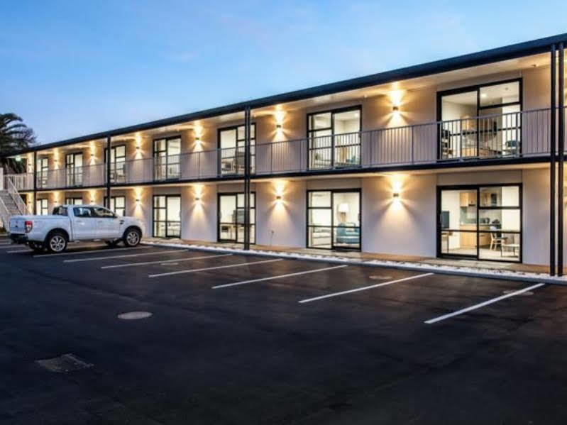 One88 On Commerce Whakatane Exterior photo The motel at night