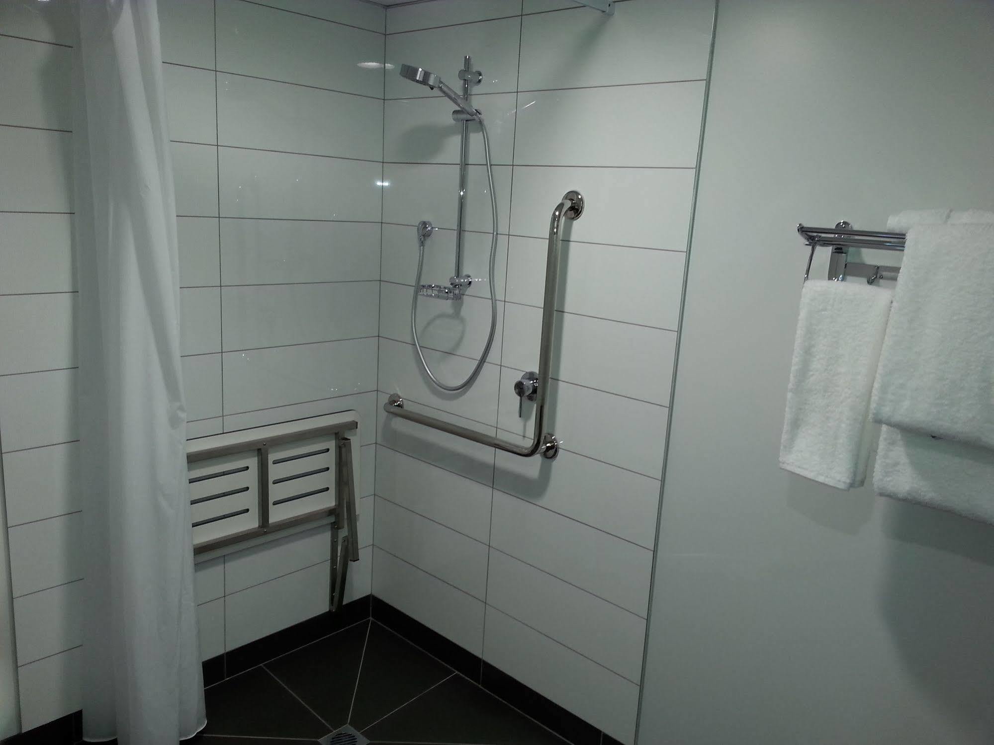 One88 On Commerce Whakatane Exterior photo A shower with a shower curtain