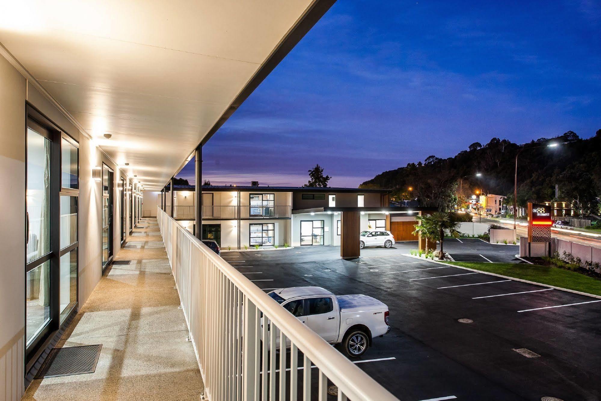 One88 On Commerce Whakatane Exterior photo The exterior of the hotel at night
