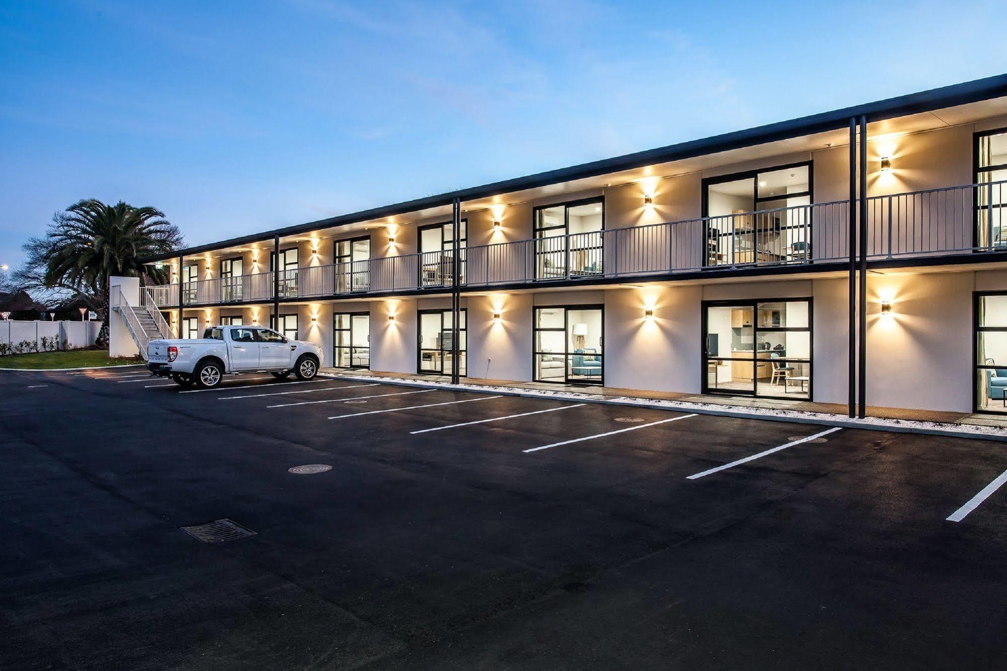 One88 On Commerce Whakatane Exterior photo The hotel at night