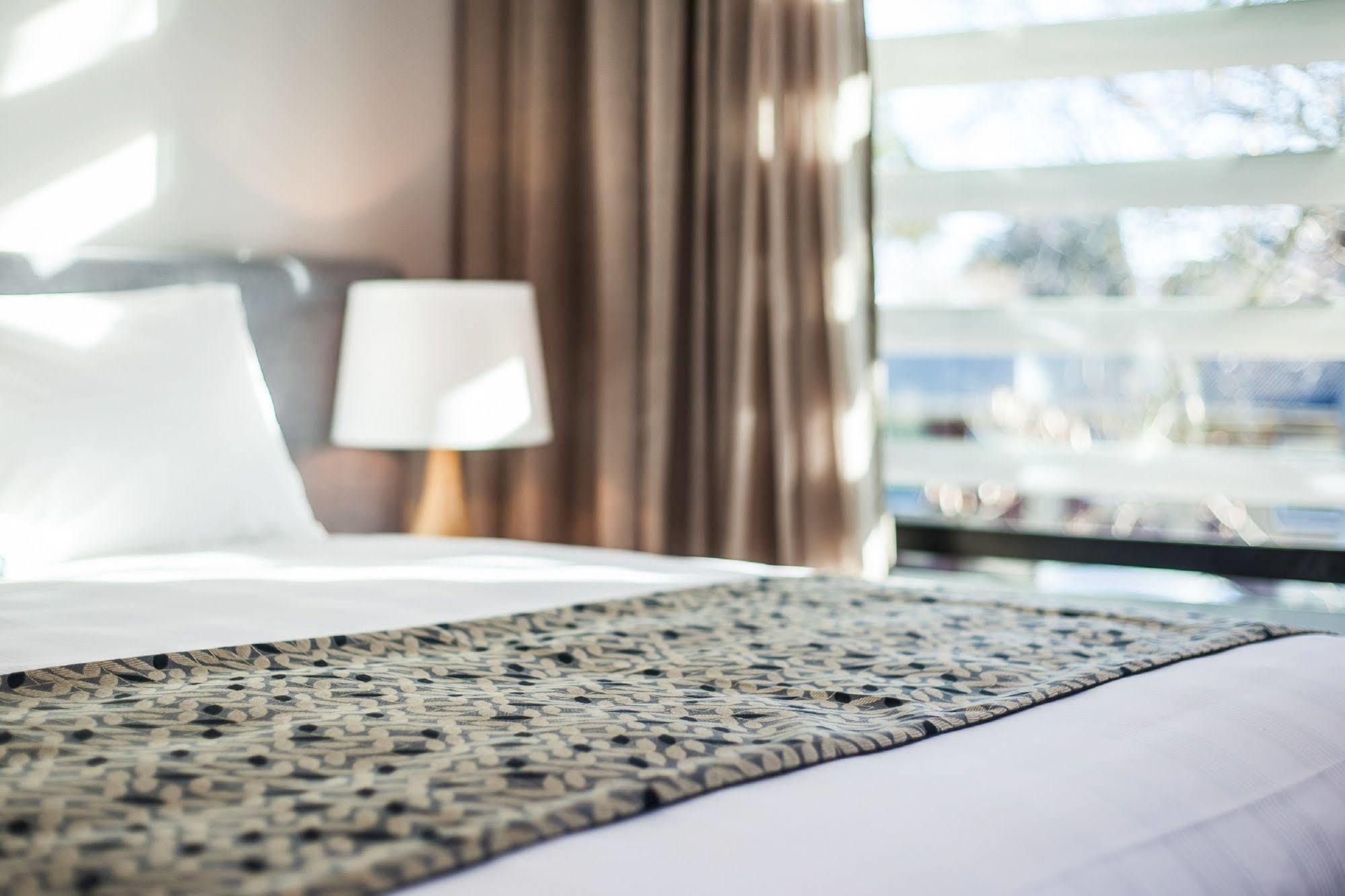 One88 On Commerce Whakatane Exterior photo A bed with a bed runner
