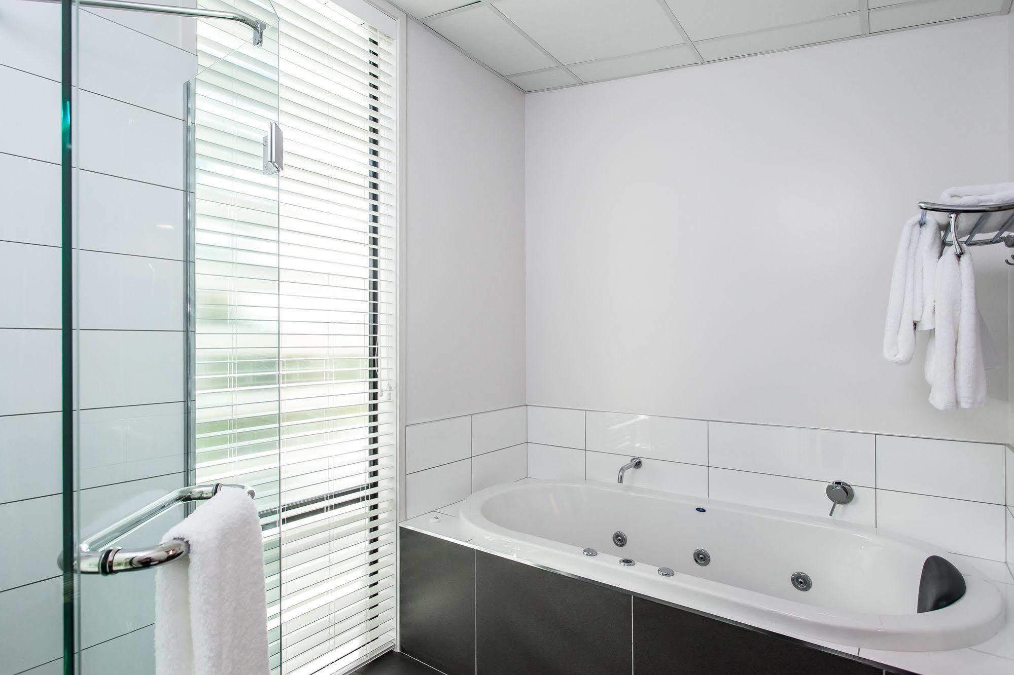 One88 On Commerce Whakatane Exterior photo A shower enclosure with a fixed glass door