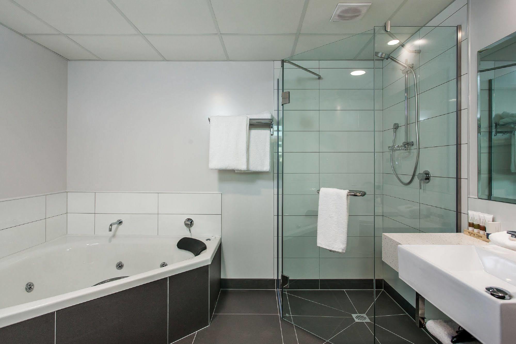 One88 On Commerce Whakatane Exterior photo A modern bathroom with a shower enclosure