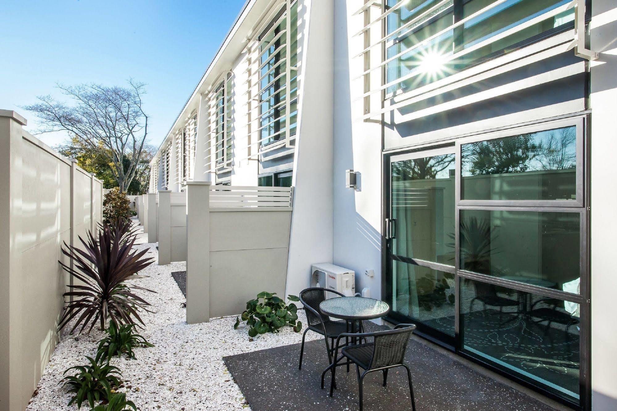 One88 On Commerce Whakatane Exterior photo A courtyard in a townhouse